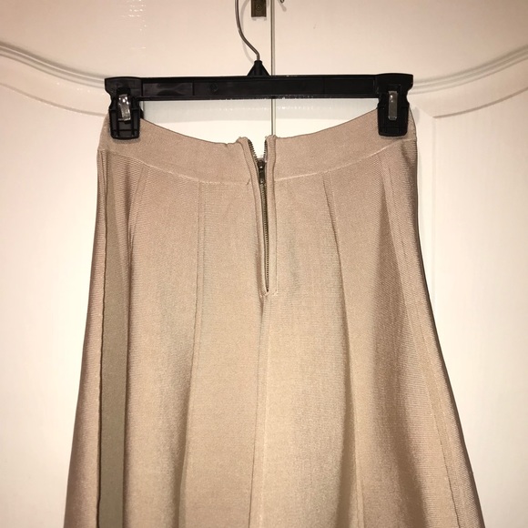 Cream skirt - Picture 1 of 3